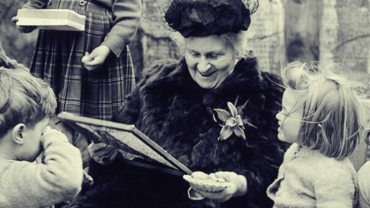 Fotografía de María Montessori y su interacción con estudiantes