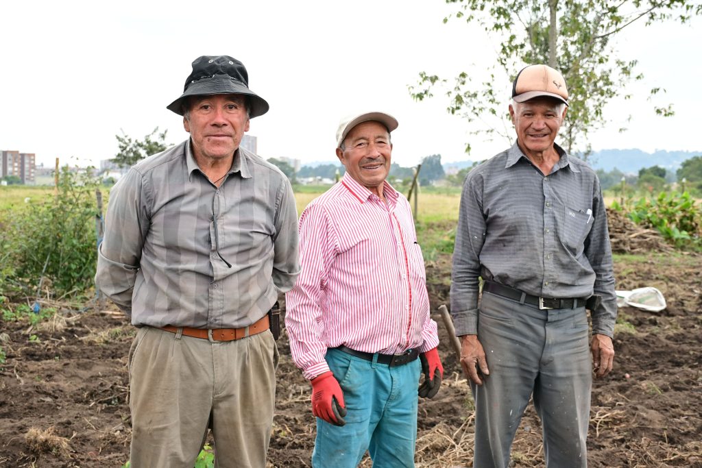 Fotografía de personajes involucrados en el Proyecto Wayra desarrollado en las instalaciones de Valmaría, socializando las actividades de integración realizadas con la comunidad.