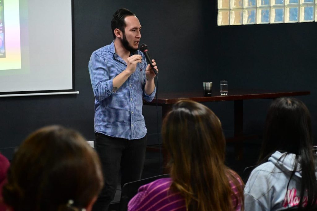 Foto charla «We talk: entrenamiento en identificación y manejo de crisis emocionales»