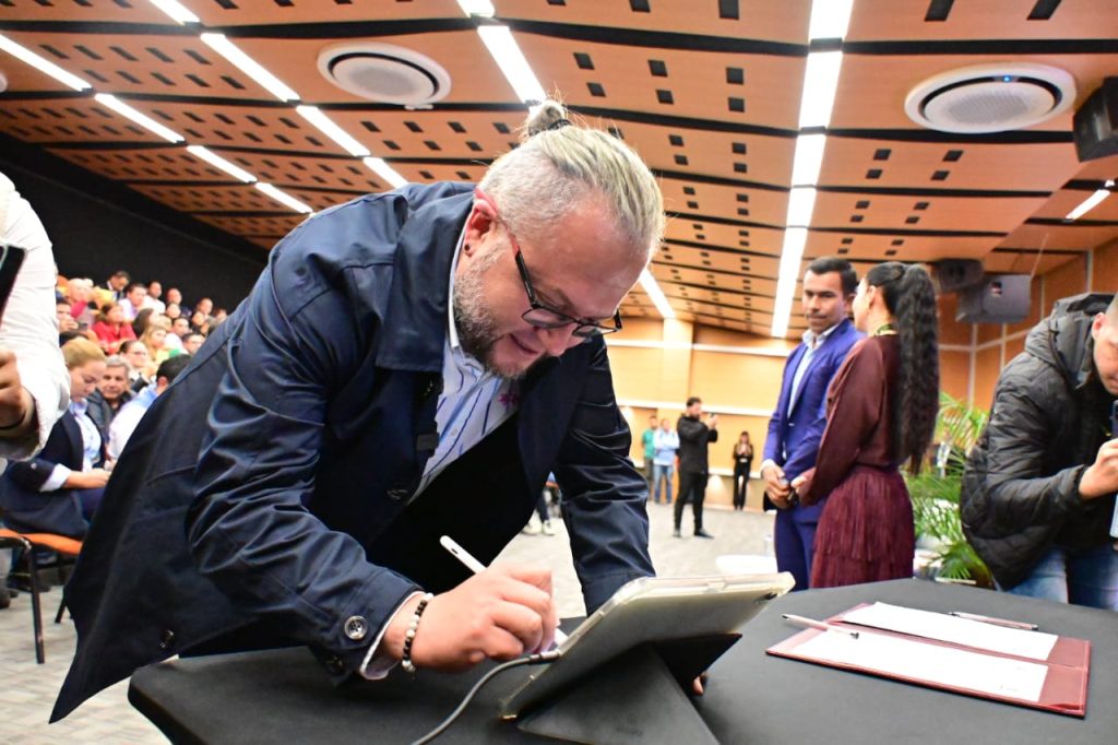 foto firma acuerdo Gobernación Helberth Choachí