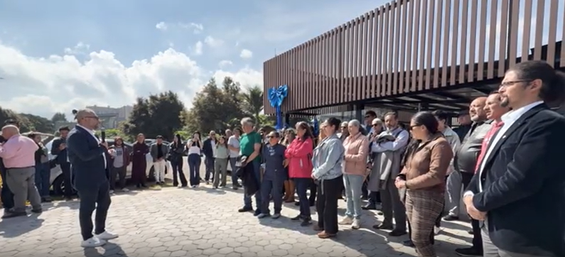 Inauguración docentes y estudiantes alrededor del restaurante Valmaría.